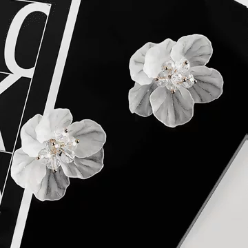 誇張大白花&times;吊墜耳環