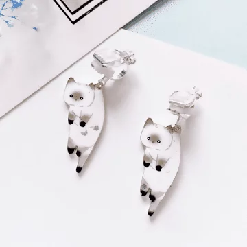 拎起一隻小貓×軟墊三角耳夾×白貓