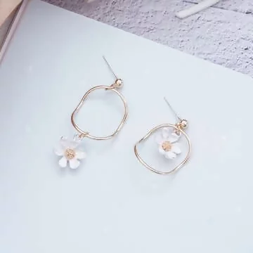 弧型圓環小白花&times;不對稱吊墜耳環
