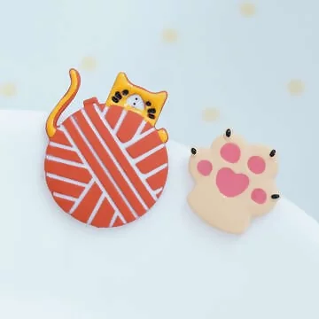 貓咪玩毛線球×不對稱吊墜耳環