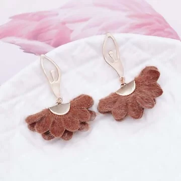 絨毛芭蕾舞裙×吊墜耳環