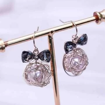 黑晶蝴蝶結繞線珍珠&times;吊墜耳勾