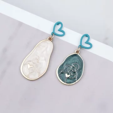 我的戀人撞色愛心&times;不對稱吊墜耳環