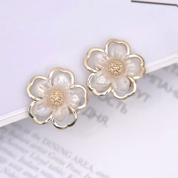 透白金蕊花朵&times;螺旋耳夾