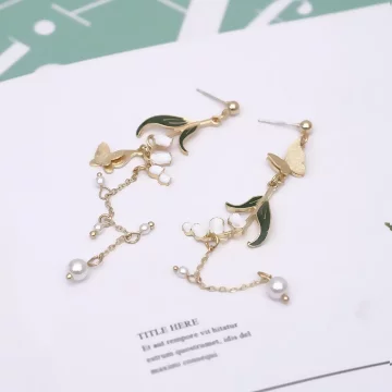 鈴蘭花蝴蝶飛&times;不對稱吊墜耳環