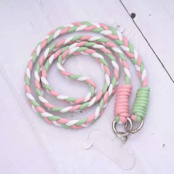 撞色麻花辮&times;手機斜背雙勾掛繩&times;粉綠