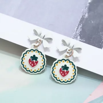 白奶油小紅莓&times;不對稱三角耳夾