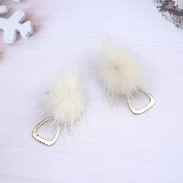 溫柔白毛球金屬&times;吊墜耳環