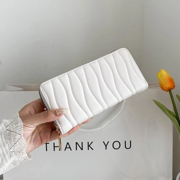 不規則波紋線條&times;拉鍊長皮夾&times;白色