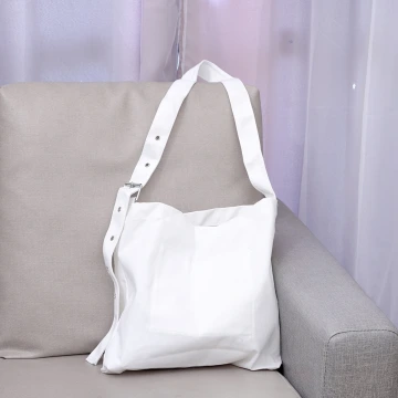 個性素面帆布皮帶扣×斜背包×白色