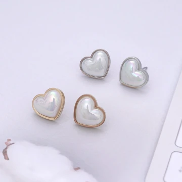 316鋼飾×立體白愛心×耳釘×共二色