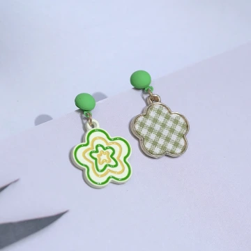 綠格小花&times;不對稱吊墜耳環