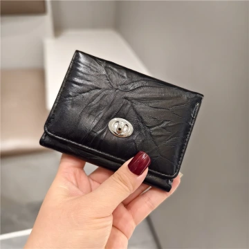 極簡皺紋皮革×三折短皮夾×黑色