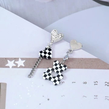 黑白格紋小熊愛心×不對稱吊墜耳環
