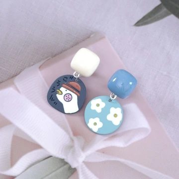 加油鴨藍色小花&times;不對稱吊墜耳環