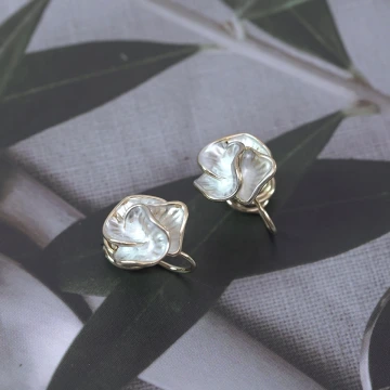 純白山茶花&times;不對稱蚊香盤U型耳夾