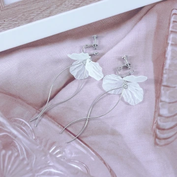白花瓣波浪線條&times;螺旋耳夾
