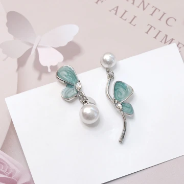 是花似蝶&times;不對稱吊墜耳環