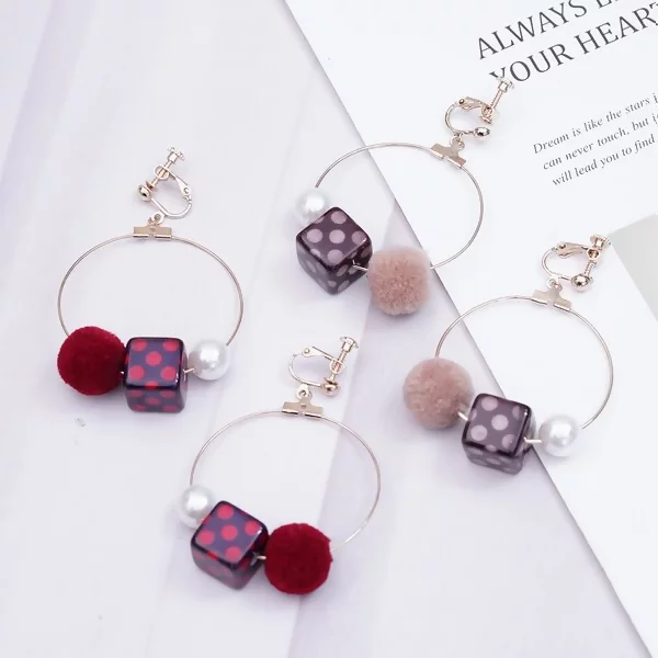 骰子毛球大圓圈×螺旋耳夾×共二色