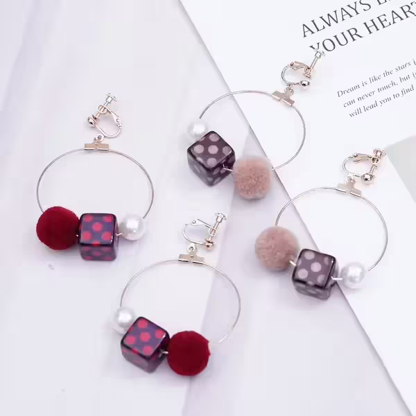 骰子毛球大圓圈×螺旋耳夾×共二色