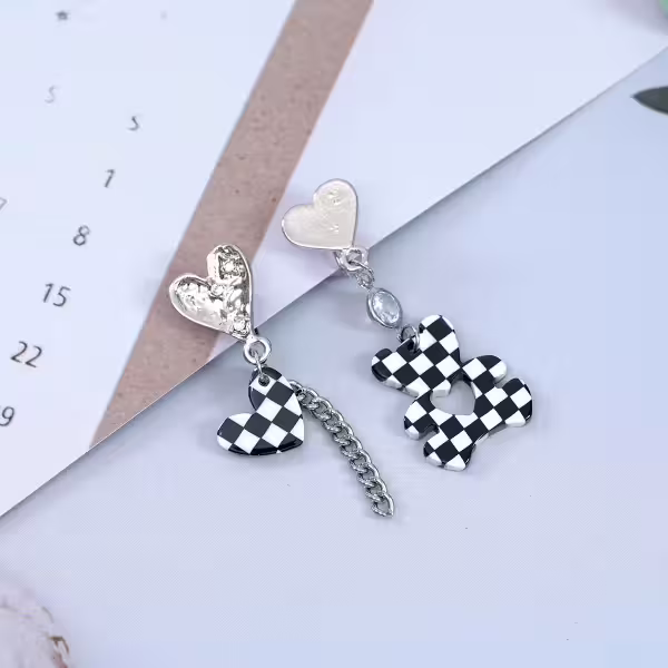 黑白格紋小熊愛心×不對稱蚊香盤U型耳夾