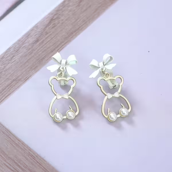 白蝴蝶結小熊輪廓珍珠×三角耳夾