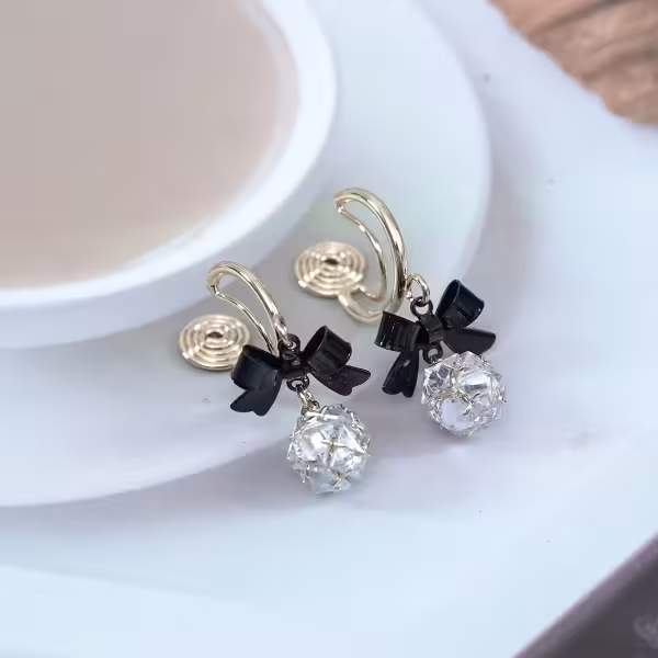 黑領結C字輕奢晶鑽球×蚊香盤U型耳夾