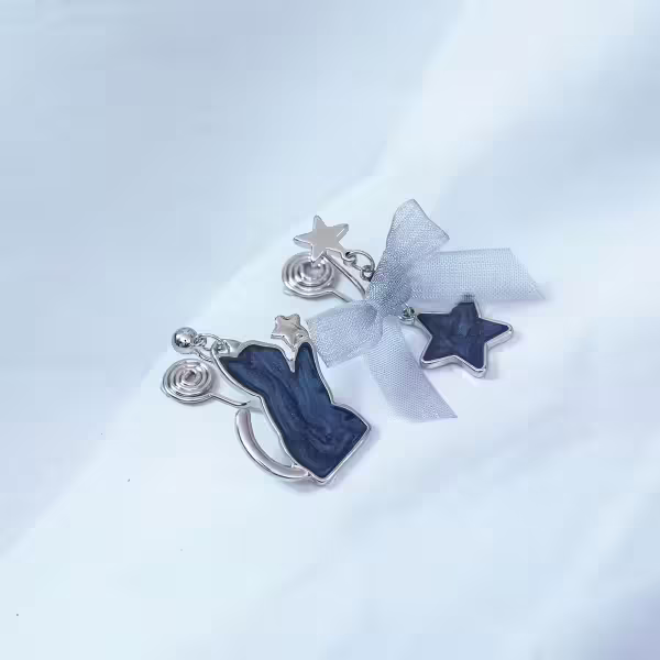 炫藍貓咪蝴蝶結星星×不對稱蚊香盤U型耳夾