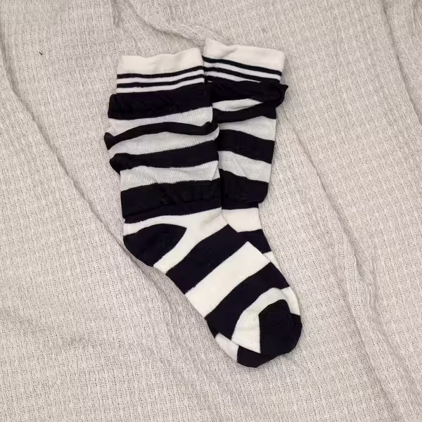 雙層條紋假兩件&times;中筒襪&times;黑白