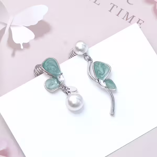 是花似蝶&times;不對稱蚊香盤U型耳夾