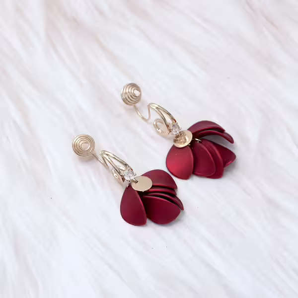 紅色花瓣裙&times;蚊香盤U型耳夾