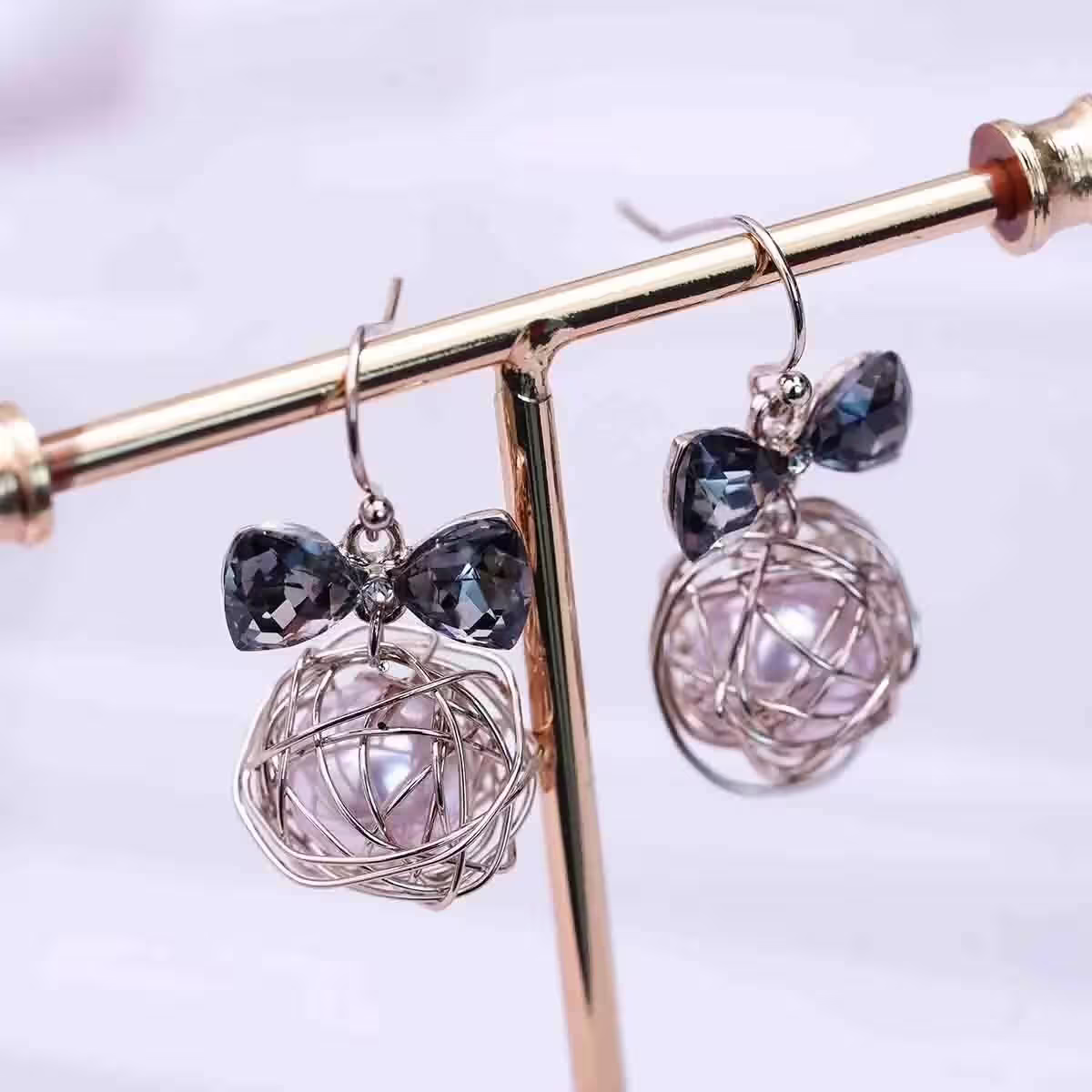 黑晶蝴蝶結繞線珍珠&times;吊墜耳勾-第1張