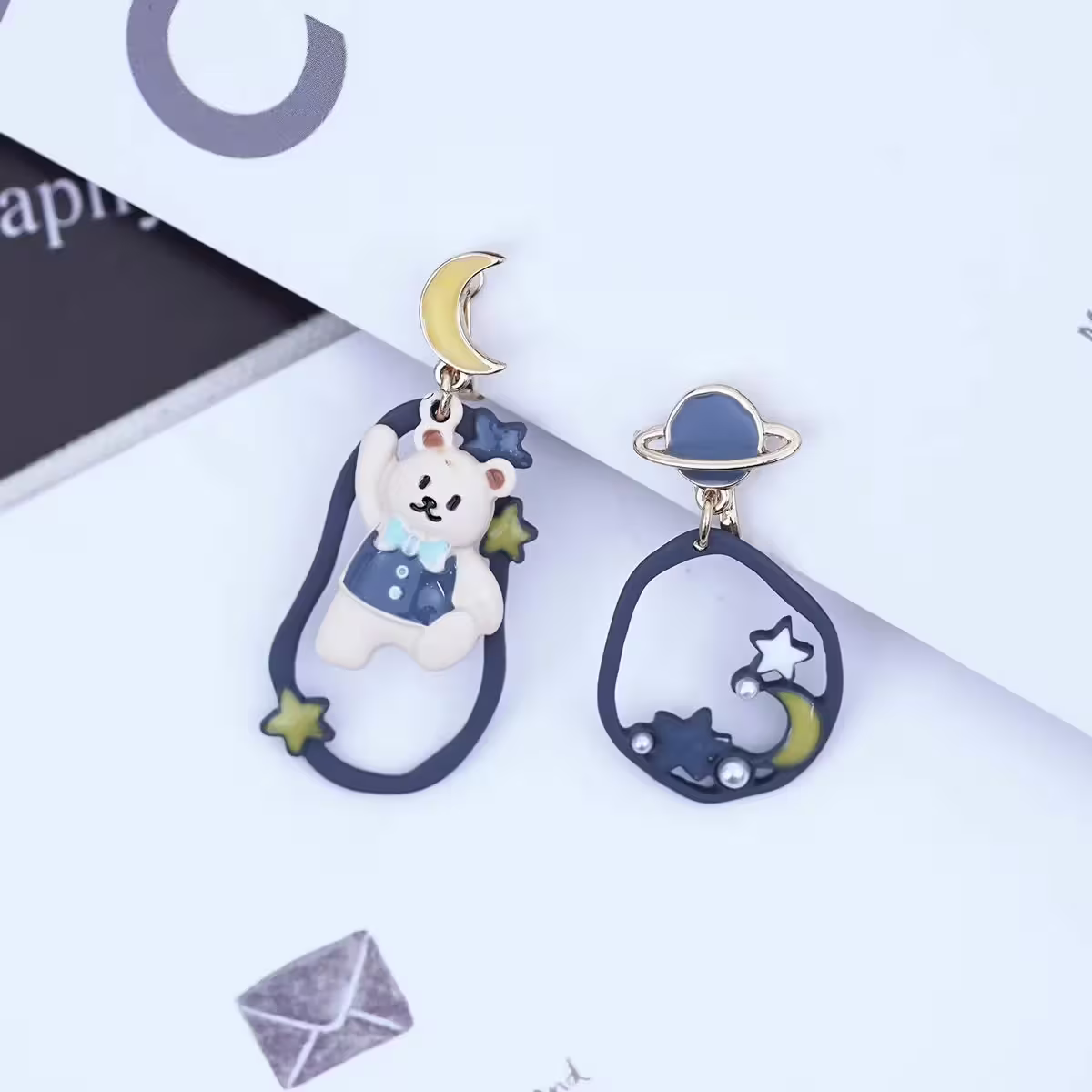 星球飛天小熊×不對稱三角耳夾-第1張
