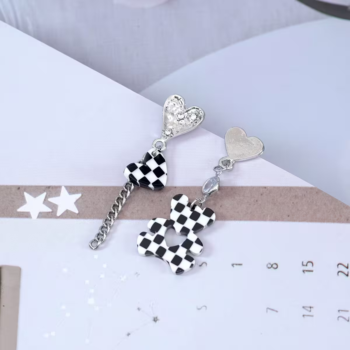黑白格紋小熊愛心×不對稱吊墜耳環-第1張