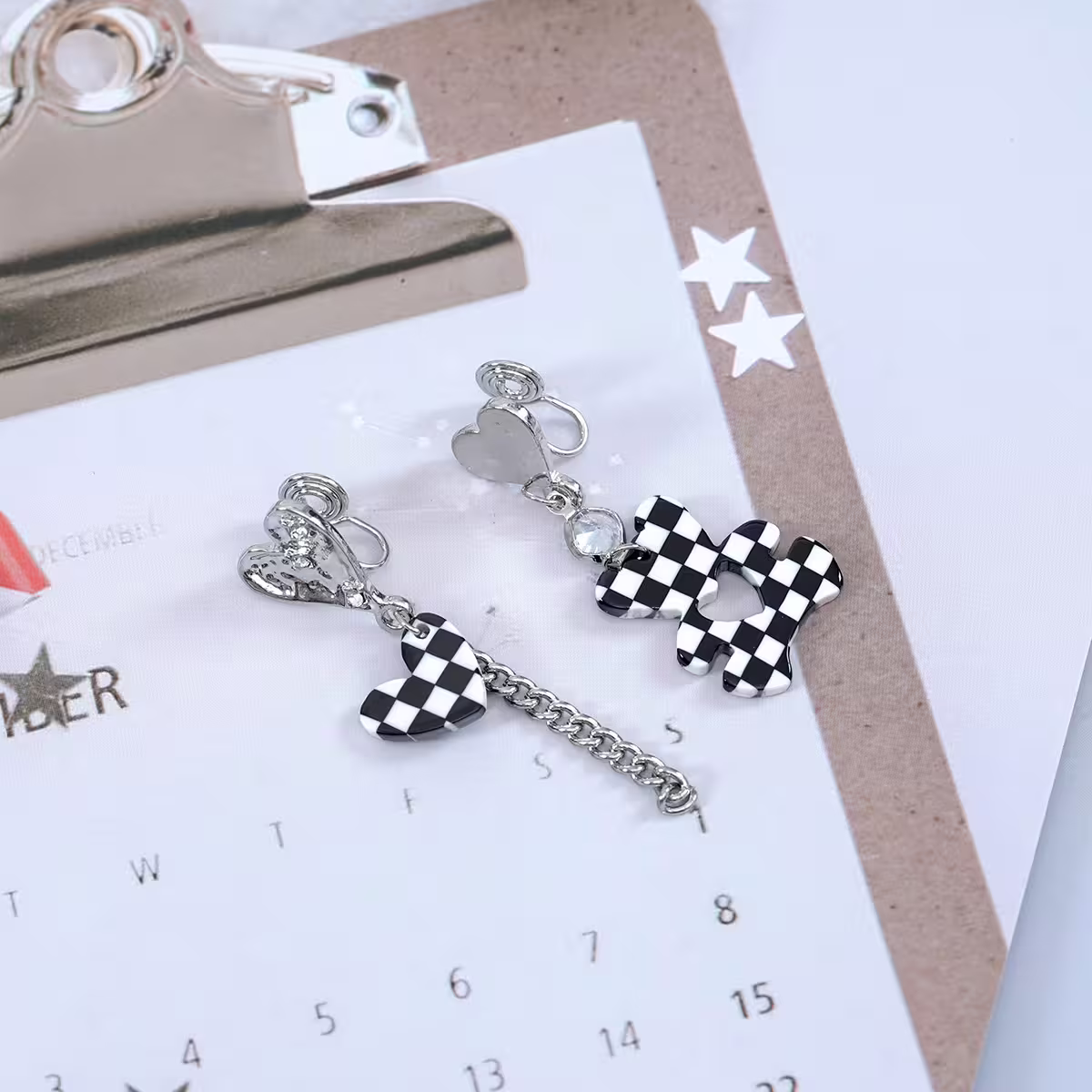 黑白格紋小熊愛心×不對稱蚊香盤U型耳夾-第2張