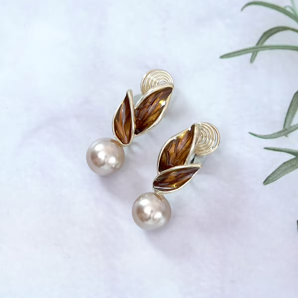 森系棕咖樹葉珠珠×蚊香盤U型耳夾-第1張