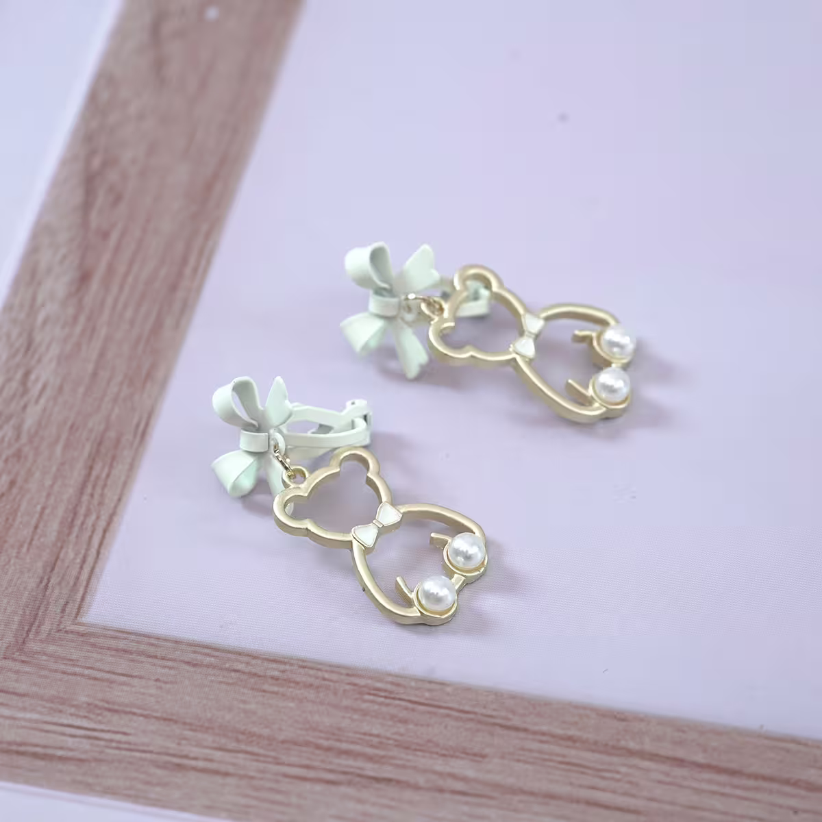 白蝴蝶結小熊輪廓珍珠×三角耳夾-第3張