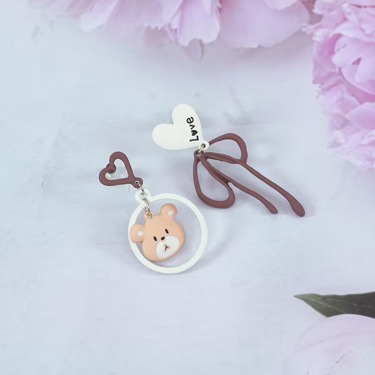 LOVE小熊蝴蝶結×不對稱吊墜耳環-第1張