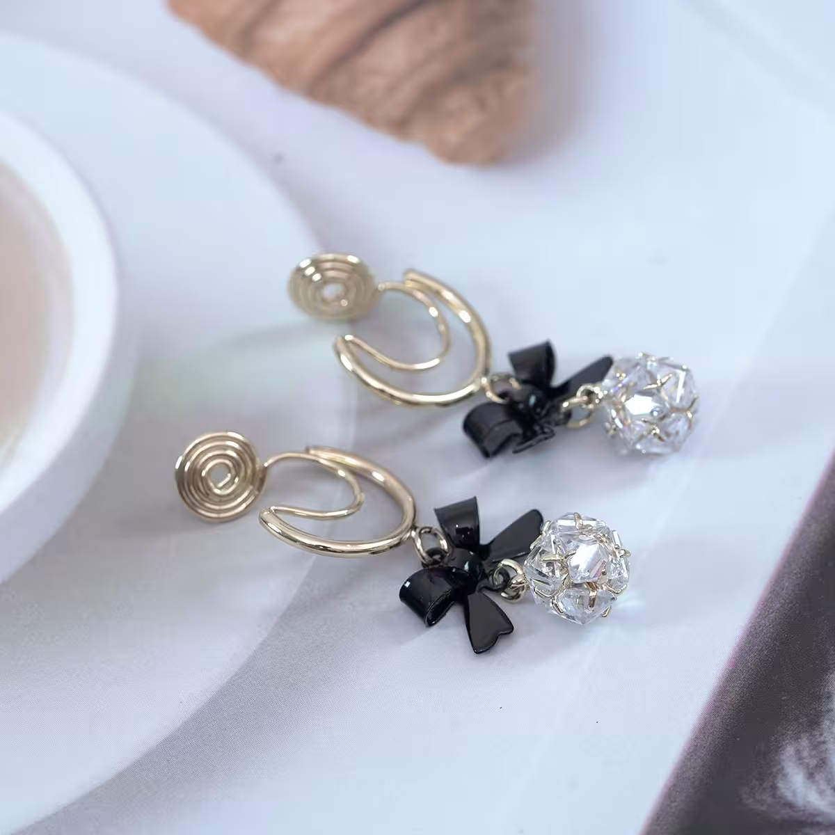 黑領結C字輕奢晶鑽球×蚊香盤U型耳夾-第3張