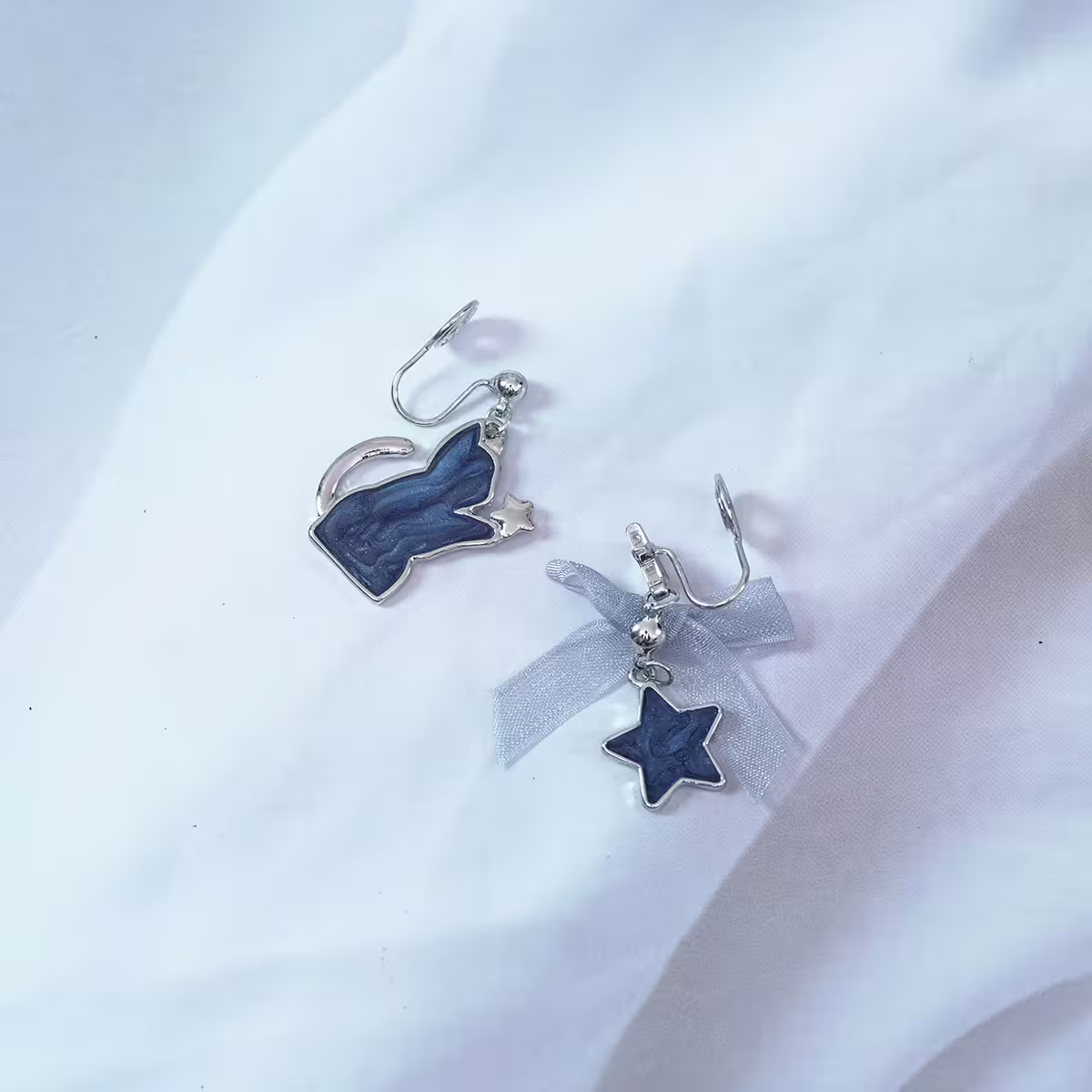 炫藍貓咪蝴蝶結星星×不對稱蚊香盤U型耳夾-第3張