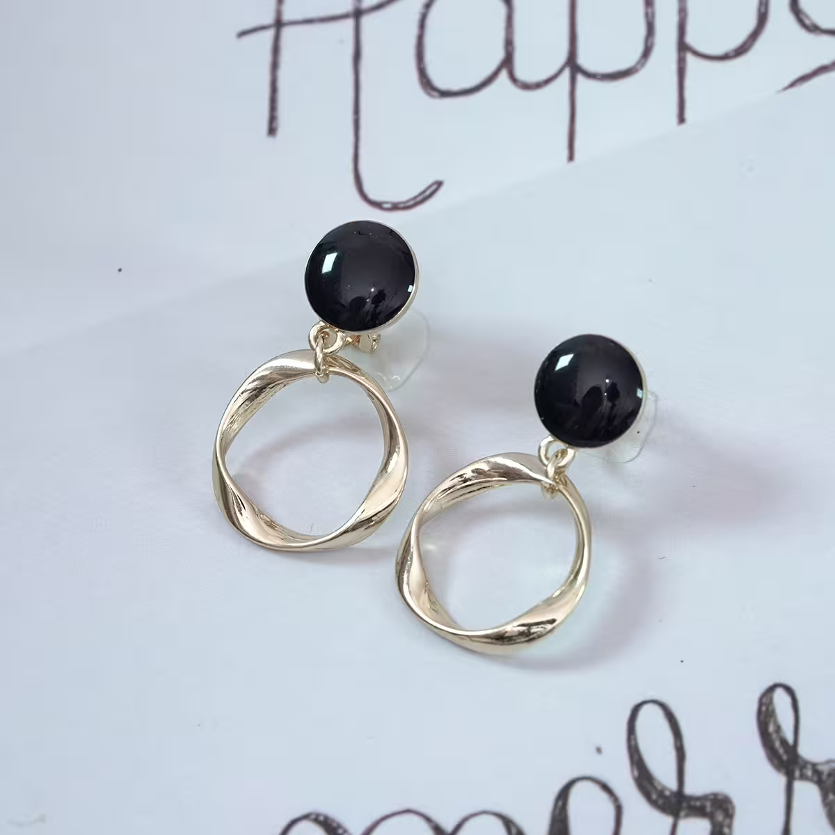 黑圓圈不規則外框×蚊香盤三角耳夾-第1張