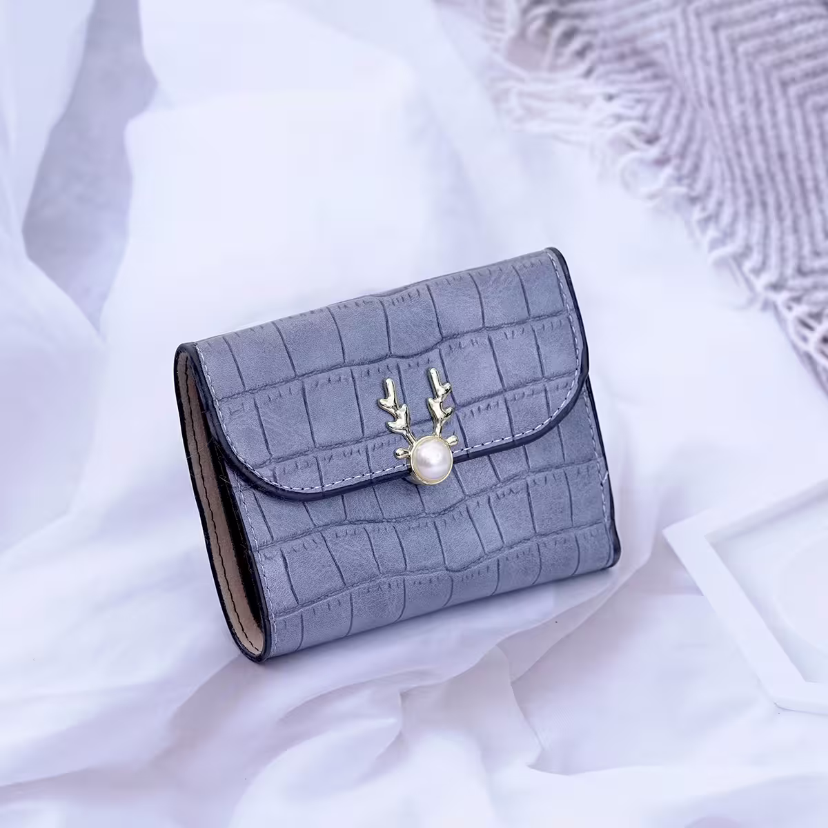 小鹿珍珠鱷魚紋皮革×三折短皮夾×藍色-第1張