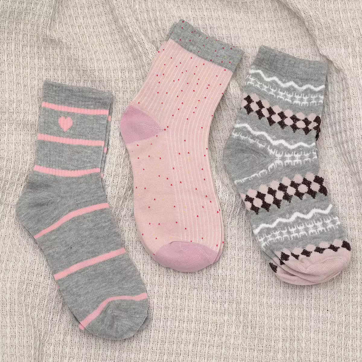 粉灰少女心&times;中筒襪&times;三雙套件襪子組-第1張