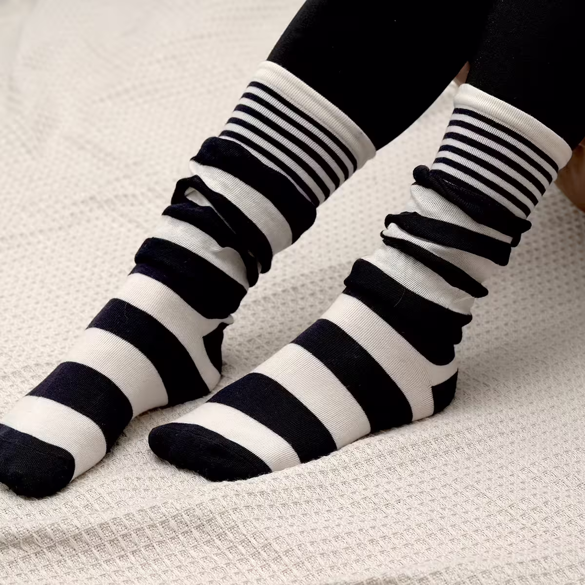 雙層條紋假兩件&times;中筒襪&times;黑白-第5張