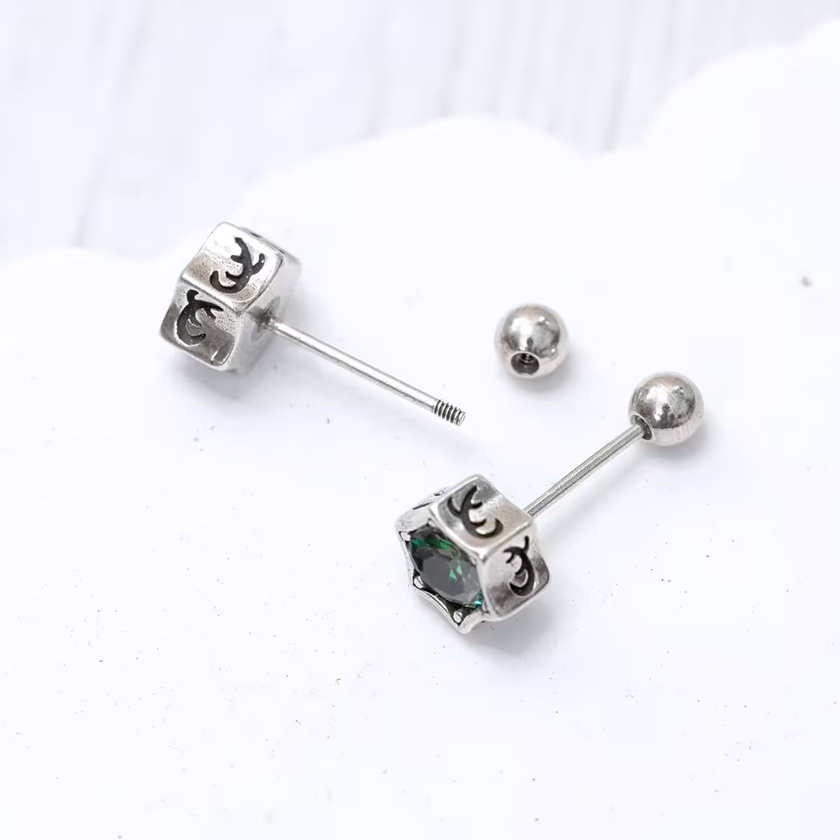 六角復古紋綠晶&times;轉珠耳環-第4張