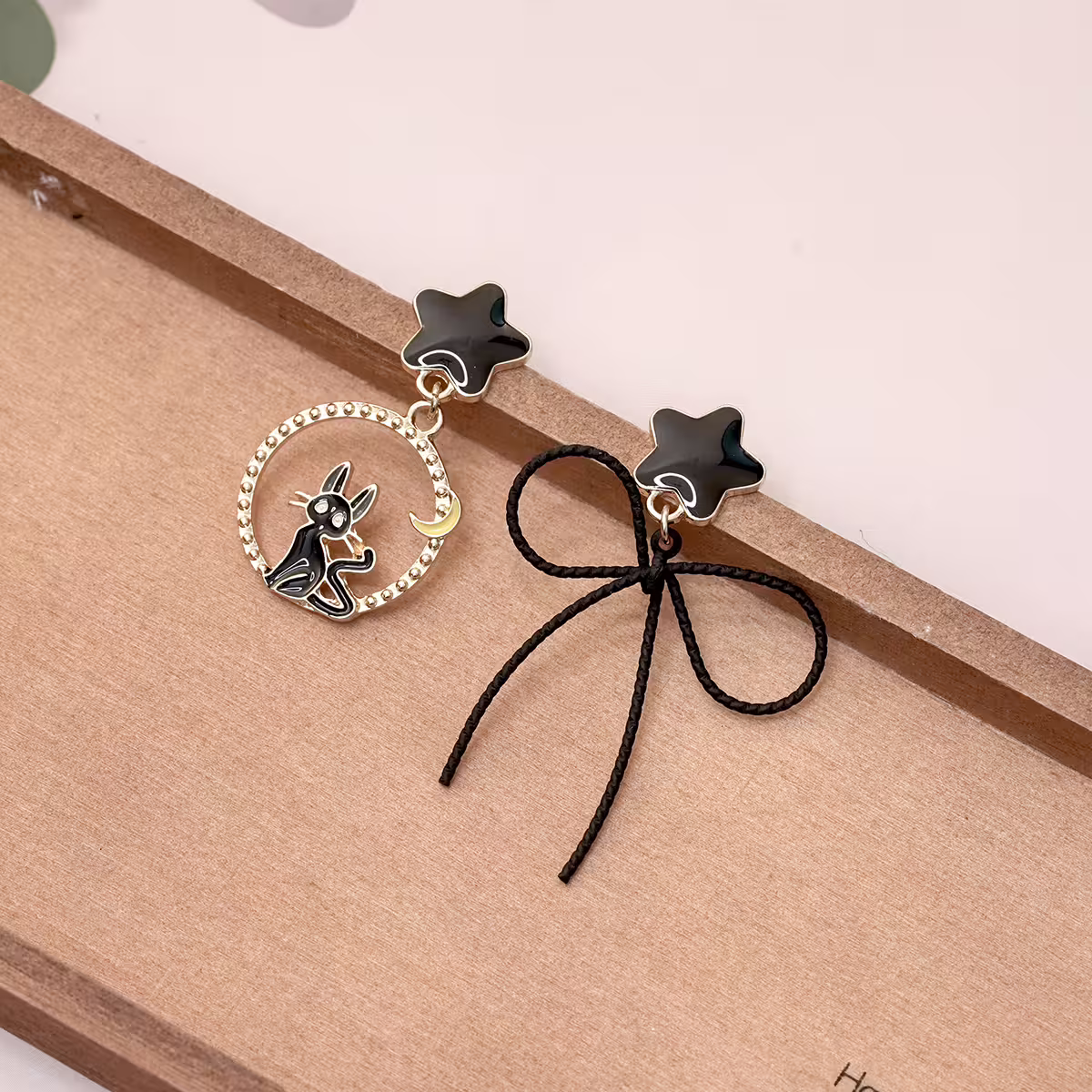 黑貓線條蝴蝶結&times;不對稱吊墜耳環-第1張