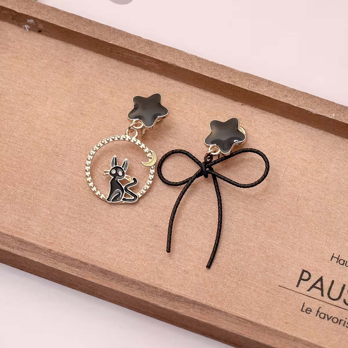 黑貓線條蝴蝶結&times;不對稱蚊香盤U型耳夾-第1張