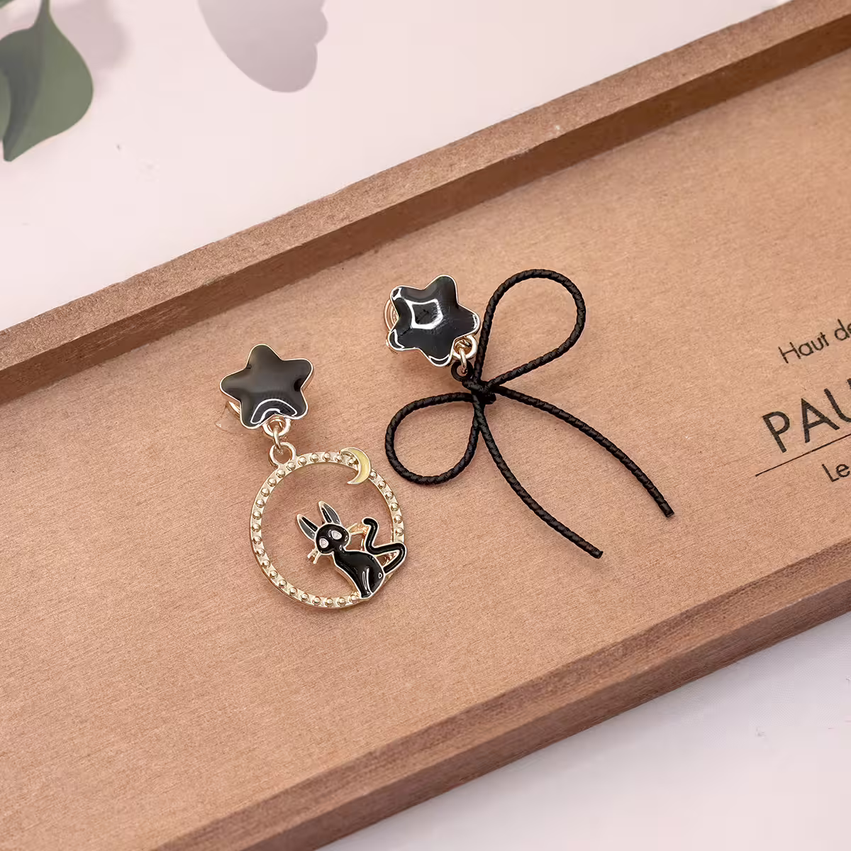 黑貓線條蝴蝶結&times;不對稱蚊香盤U型耳夾-第2張