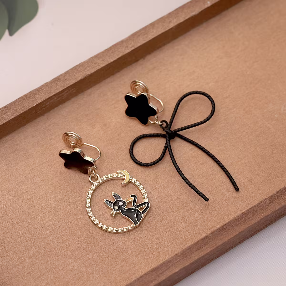 黑貓線條蝴蝶結&times;不對稱蚊香盤U型耳夾-第4張