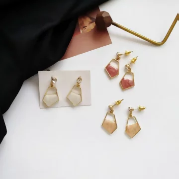 炫染多邊形幾何×吊墜耳環×櫻粉.avif